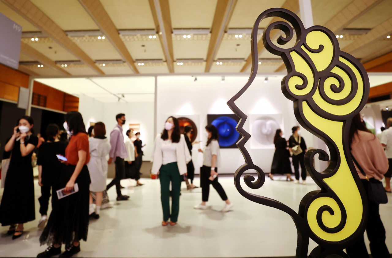 글로벌 브랜드 아트페어인 ‘프리즈 서울(Frieze Seoul)’과 국내 최대 아트페어인 ‘한국국제아트페어(Kiaf)’가 각 9월 4일과 5일 성료했다. 약 7만명 넘는 인원이 두 페어를 찾았는데 이 중 절반 가까이가 20·30대다. MZ 컬렉터가 추동하는 한국 미술시장, 기대와 우려가 교차한다. 로이 리히텐슈타인의 작품 너머로 프리즈서울 전시장을 찾은 수많은 관객이 보인다. [연합]