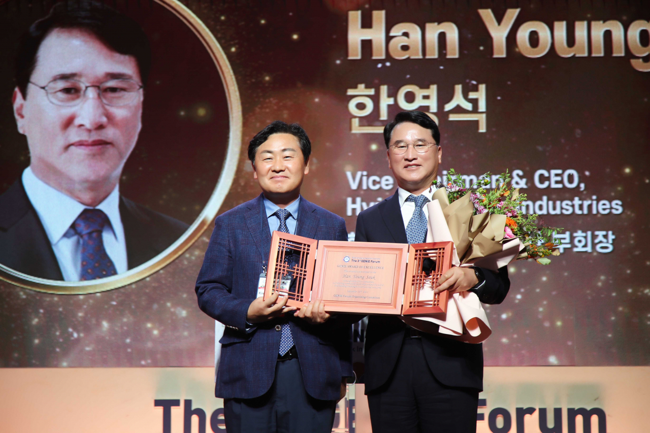 22일 전북 전주에서 열린 제3회 지니포럼에서 지니어워즈를 수상한 뒤 기념촬영을 하는 한영석(오른쪽) 현대중공업 대표이사 부회장과 김관영 전북도지사 [현대중공업 제공]