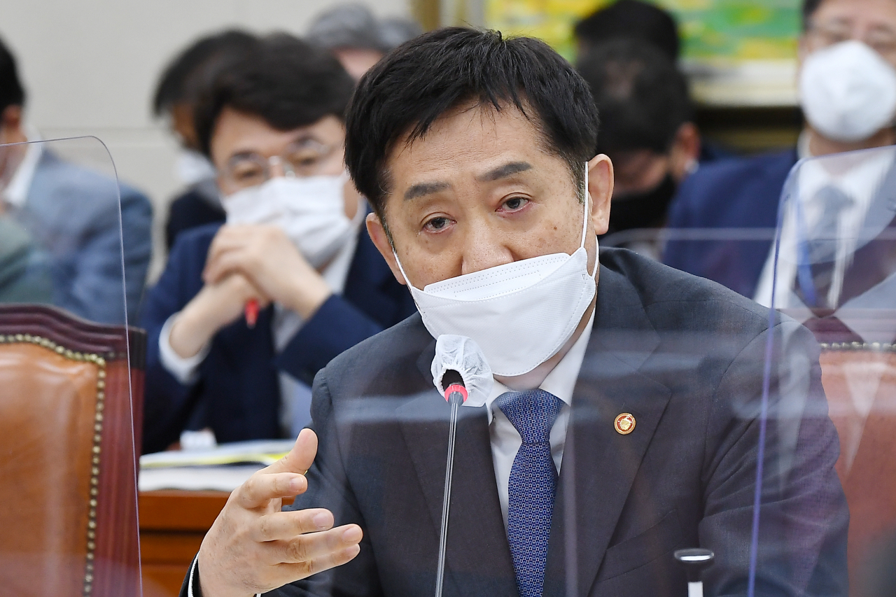 김주현 금융위원장이 20일 국회에서 열린 정무위원회 전체회의에서 의원 질의에 답변하는 모습. 연합뉴스