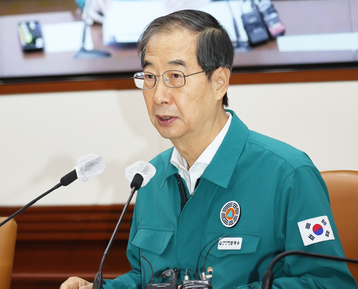 한덕수 국무총리가 23일 정부서울청사에서 열린 코로나19 대응 중앙재난안전대책본부 회의를 주재하고 있다. [연합]