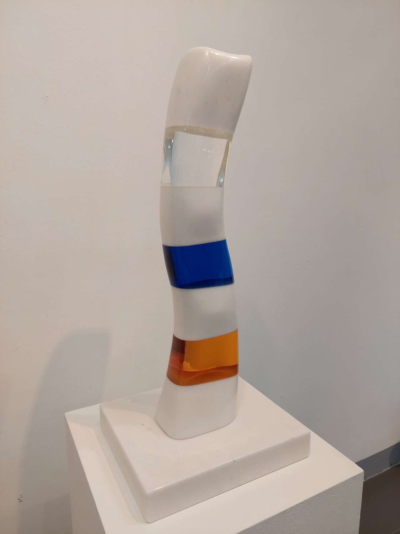 신재환, 그 곳을 향하여_29.5x25x64(H)cm, 대리석,유리, 2022[사진=PLAS제공]