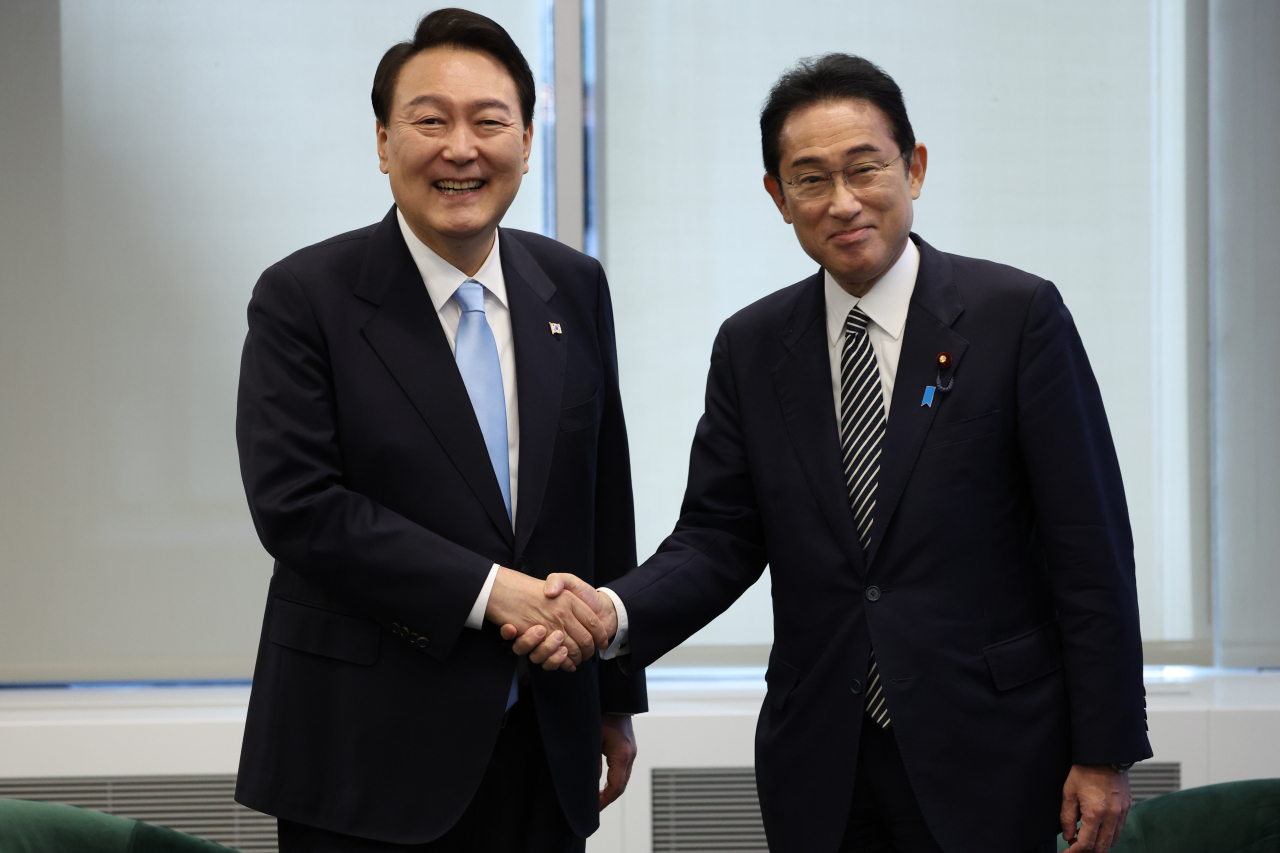 윤석열 대통령과 기시다 후미오 일본 총리가 21일(현지시간) 미국 뉴욕 한 컨퍼런스 빌딩에서 한일 정상 약식회담에 앞서 인사하고 있다. [연합]