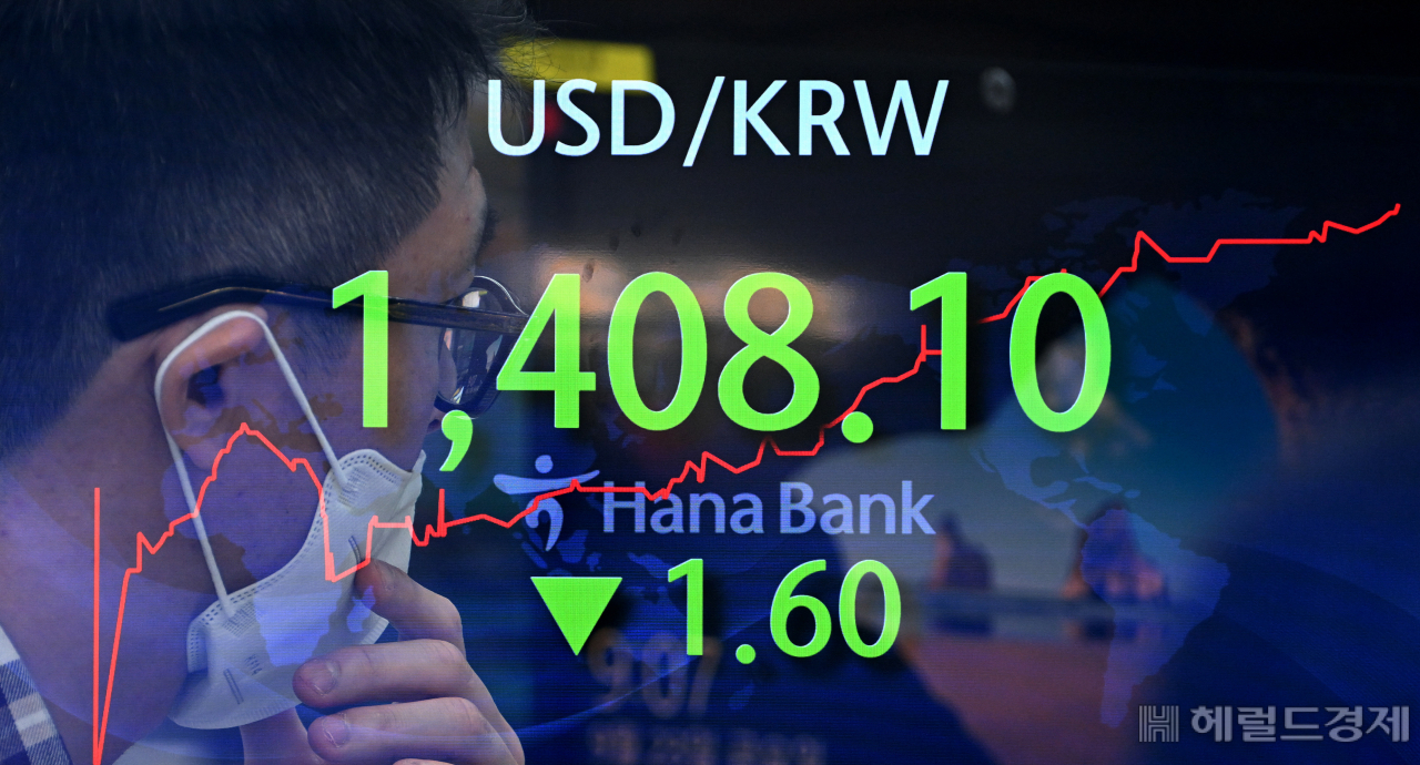 23일 서울 중구 명동 하나은행 딜링룸에서 직원들이 업무중인 가운데 전광판에 원달러 환율지수가 표기되어 있다. 사진은 다중노출 촬영. 임세준 기자