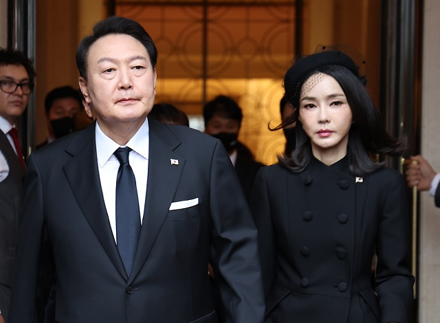 윤석열 대통령과 김건희 여사가 19일 엘리자베스 2세 여왕의 장례식에 참석하기 위해 런던의 한 호텔을 나서고 있다. 김 여사는 검은 망사 베일이 둘러진 ‘패시네이터’를 착용한 모습으로 화제가 됐다. [연합]