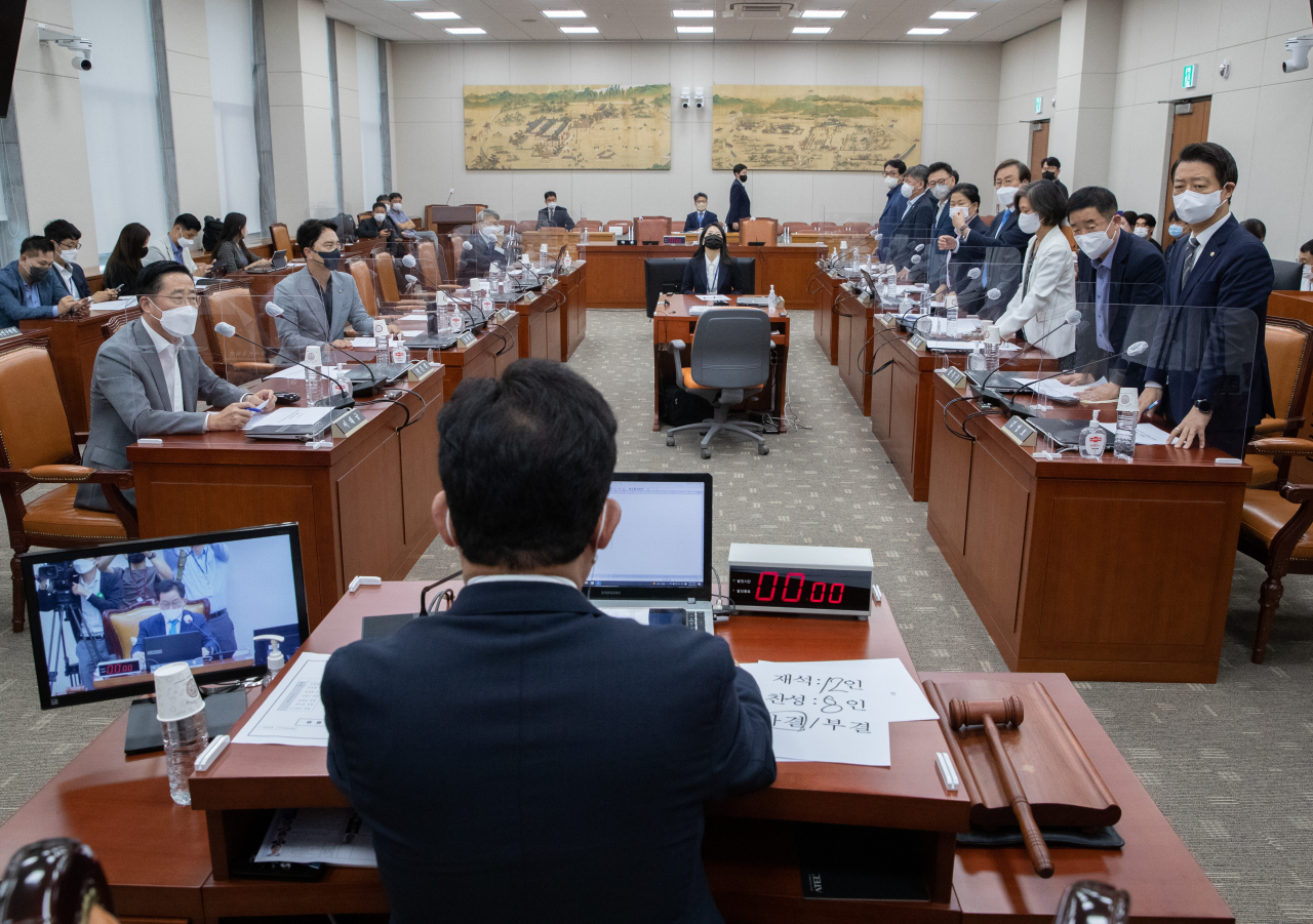 23일 오전 서울 여의도 국회에서 열린 교육위원회 전체회의에서 '2022년도 국정감사 증인 등 출석요구의 건'이 더불어민주당 의원들의 기립표결로 통과되고 있다. 연합뉴스