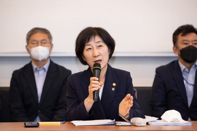 한화진 환경부 장관은 지난 6월 15일 정부세종청사 인근 식당에서 진행된 기자간담회에서 "12월 1일까지 시행을 유예했으나 12월 2일 금요일에는 시행한다는 걸 분명히 강조드린다"고 말했다. [환경부 제공]