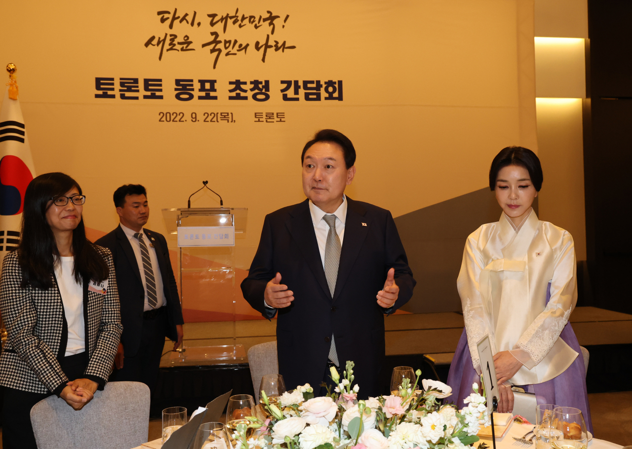 윤석열 대통령과 김건희 여사가 22일(현지시간) 캐나다 토론토 한 호텔에서 열린 동포 만찬간담회에 참석하고 있다. [연합]