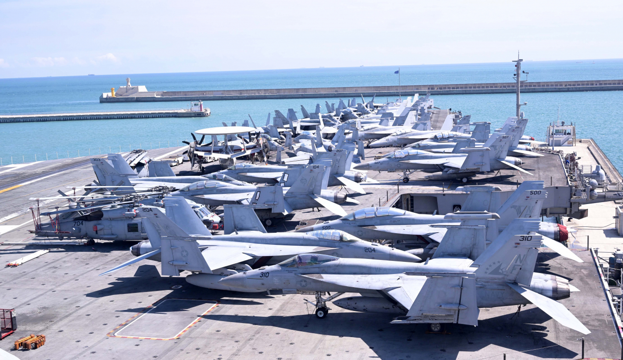 미국 해군 핵추진 항공모함 로널드 레이건함(CVN-76)이 23일 오전 부산작전기지에 입항했다. 레이건함 갑판에 탑재된 항공기들. [국방부 사진공동취재단]