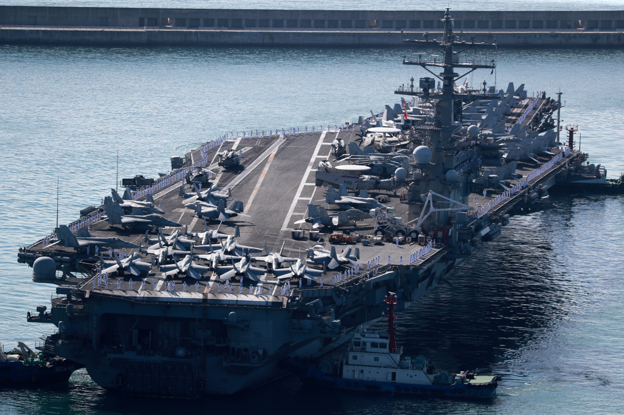 미국의 핵 추진 항공모함 로널드 레이건함(CVN-76)이 23일 부산작전기지에 입항했다. 10만t급의 레이건함은 F/A-18 슈퍼호넷 전투기와 공중조기경보기 E-2D를 비롯한 80여대의 항공기를 탑재해 웬만한 중소국가의 공군력을 상회한다는 평가다. [연합]