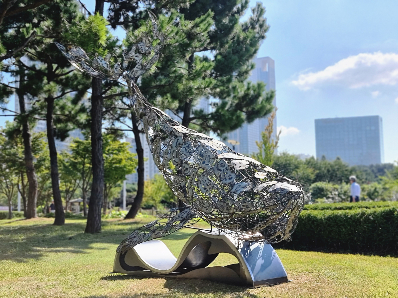고래 조형물(작품명:The breath of a whale, 작가 : 이한주, 성희선, 김로사) [포스코건설 제공]