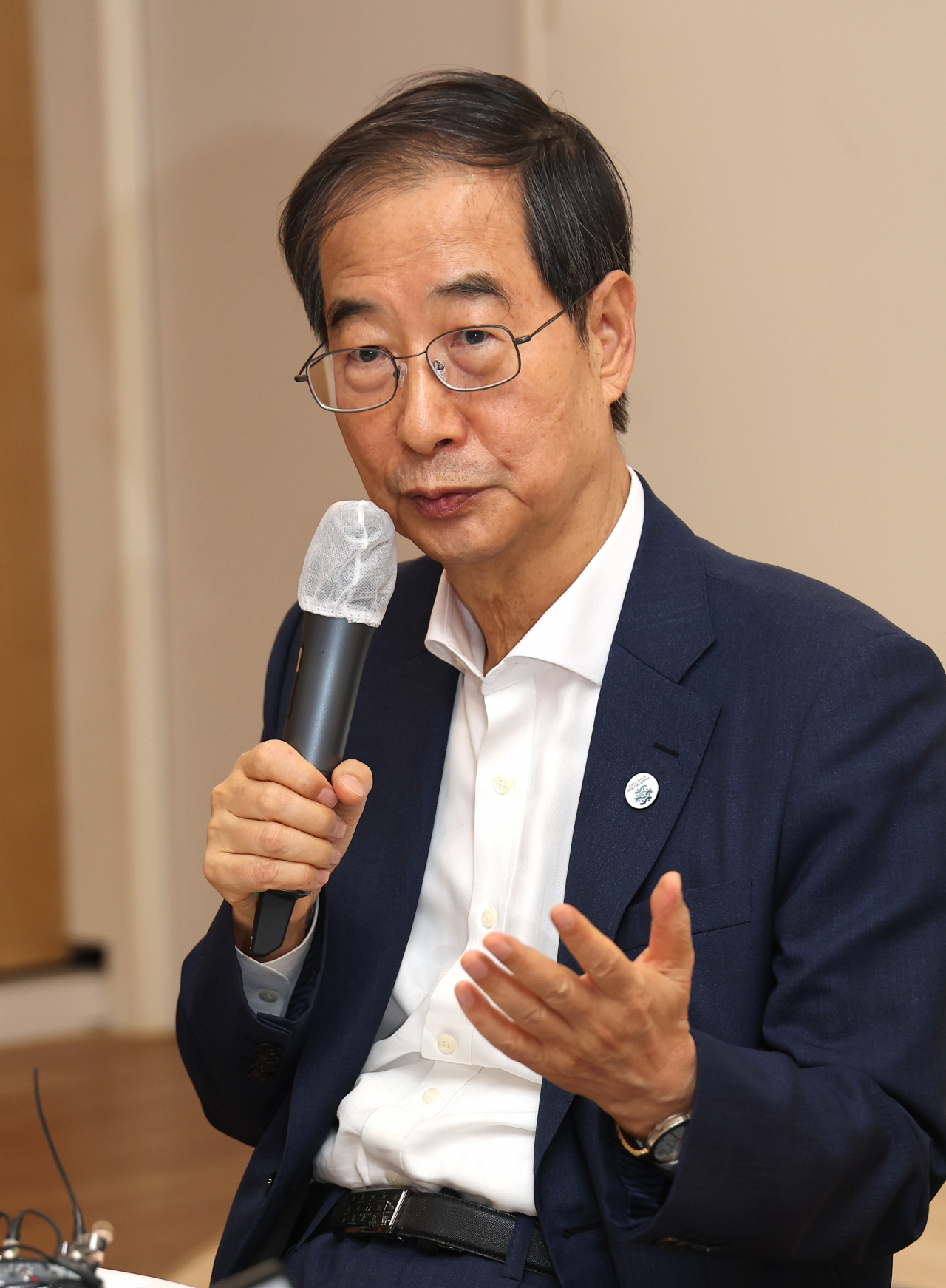 한덕수 국무총리가 23일 정부서울청사에서 출입기자들과 만나 백브리핑을 하고 있다. [연합]