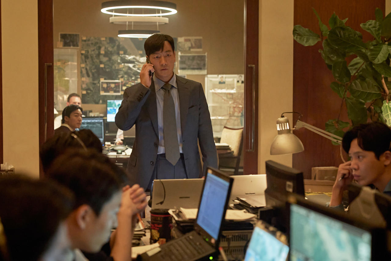 Park Hae-soo stars the NIS agent Choi Chang-ho in “Narco-Saints” (Netflix)