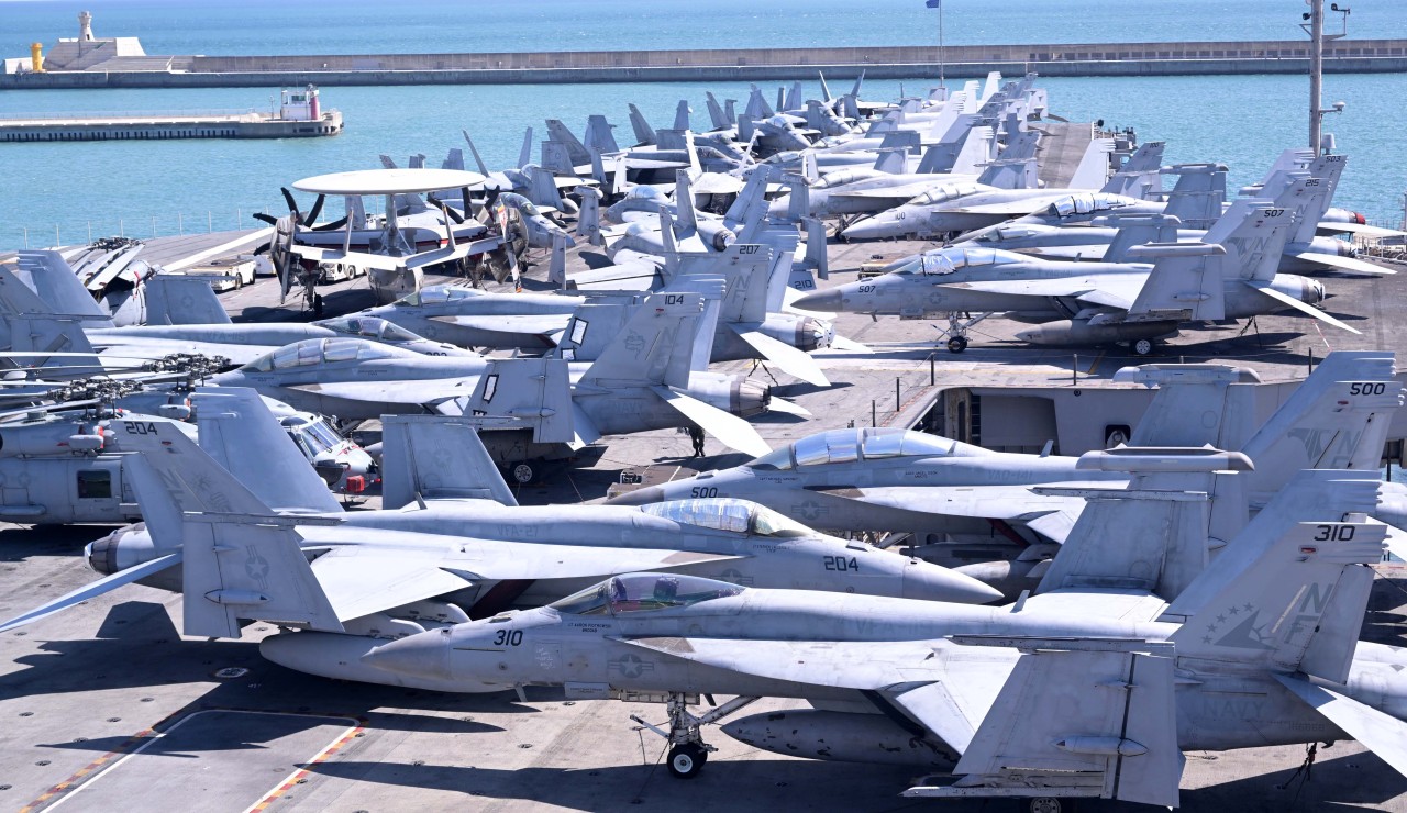 This photo taken Sept. 23, 2022, shows aircraft, including EA-18 G Growler and F/A-18 Super Hornet fighter jets, on the deck of the USS aircraft carrier Ronald Reagan in Busan, southeastern South Korea. The nuclear-powered aircraft carrier entered a naval base in the South Korean port city earlier in the day for its first combined drills with the South Korean Navy in five years.(Yonhap)