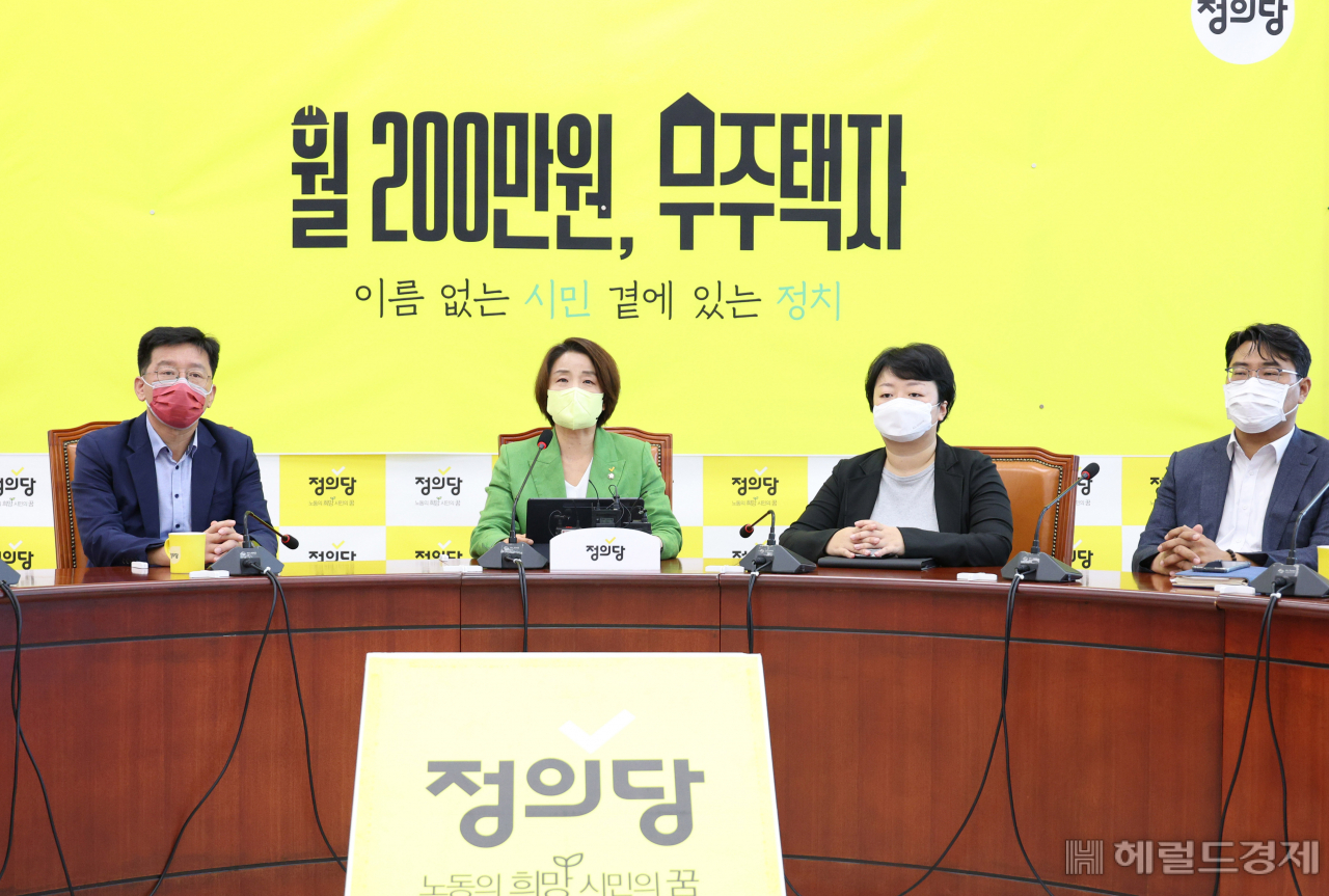 정의당 이은주 비상대책위원장(왼쪽 두번째)이 19일 오전 국회에서 열린 비상대책위원회에서 모두발언을 하고 있다. [이상섭 기자]
