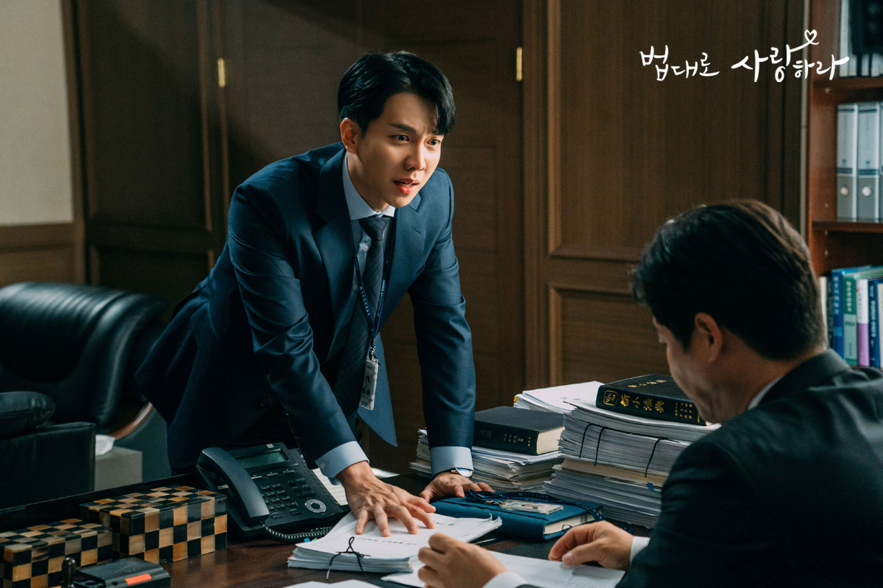 Lee Seung-gi plays ex-prosecutor Kim Jung-ho in "The Law Cafe" (KBS)
