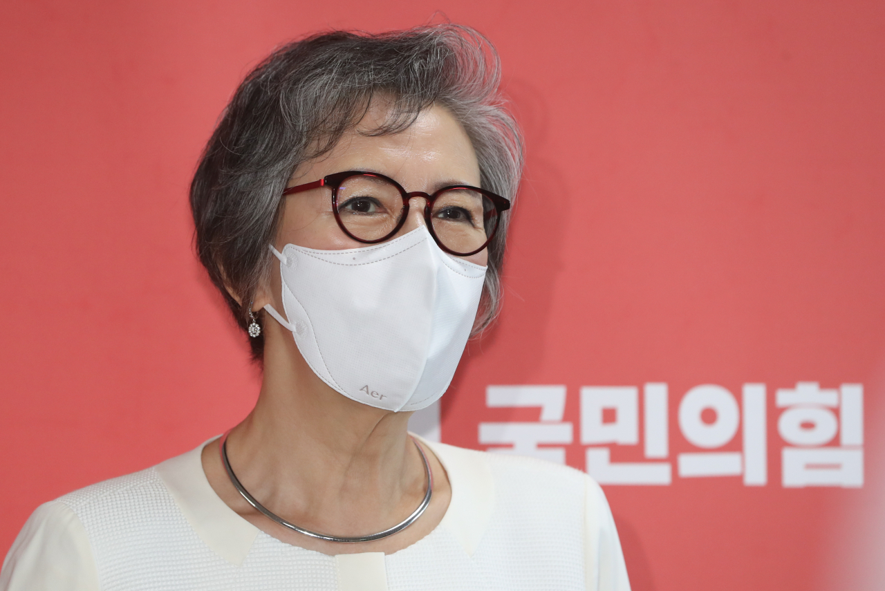 이양희 국민의힘 윤리위원장이 18일 오후 국회에서 열린 중앙당 윤리위원회 시작 전 브리핑을 하고 있다. [연합]