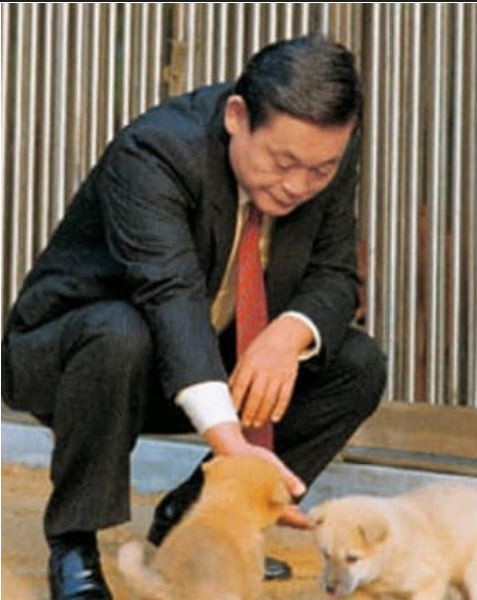 고(故) 이건희 삼성 회장이 강아지를 바라보는 모습[삼성 제공]