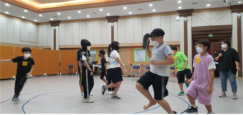 ‘어린이 놀이기획단’에 참가한 어린이가 몸풀기 놀이를 하고 있다. [강북구 제공]