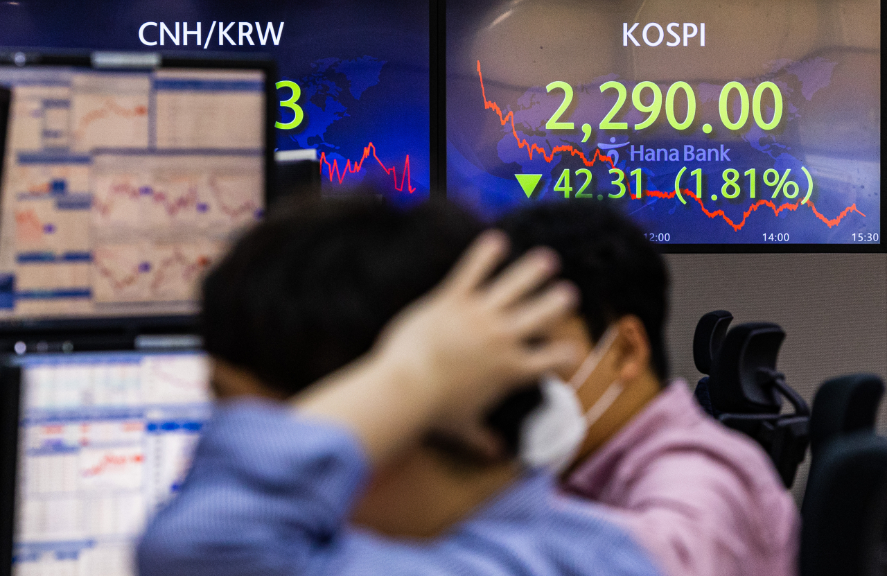 [사진=23일 오후 서울 중구 하나은행 딜링룸에 이날 거래를 마감한 코스피가 표시돼 있다.][연합]