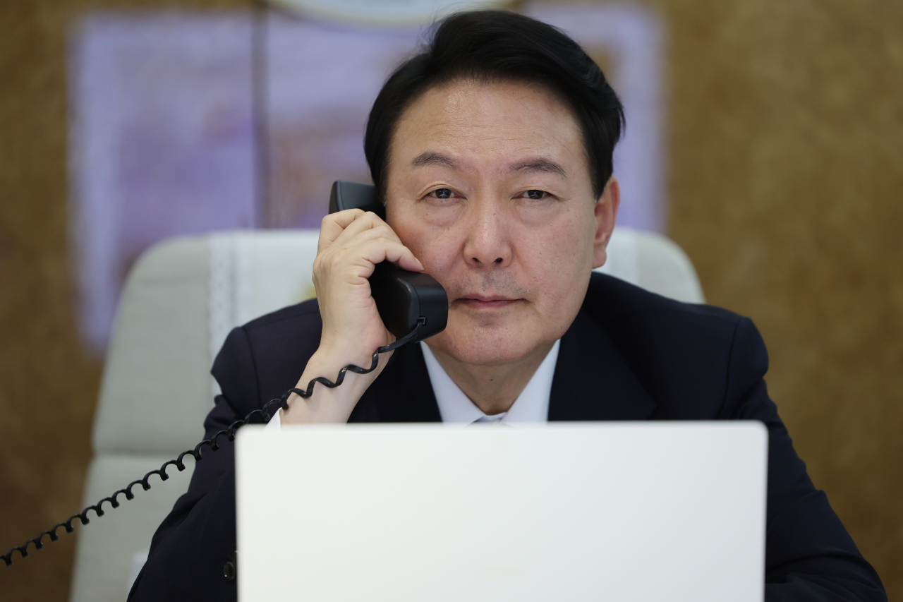 윤석열 대통령이 23일(현지시간) 캐나다 오타와 국제공항 공군1호기에서 영국, 미국, 캐나다 순방을 마치고 귀국하기 앞서 참모들과 안보상황점검회의를 갖고 있다. [연합]