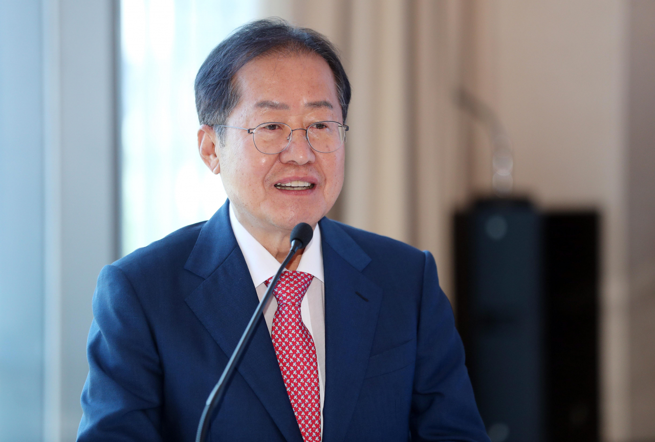 22일 오후 대구 수성 스퀘어에서 열린 제86회 전국 시·도 교육감 협의회 총회에서 홍준표 대구시장이 인사말을 하고 있다. 연합뉴스