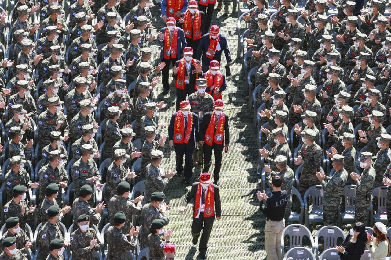 해병대사령부와 해병대전우회 중앙회는 24일 제72주년 서울수복 기념행사를 개최했다. 참전용사들이 현역 해병들의 박수 속에 행사장으로 입장하고 있다. [해병대 제공]