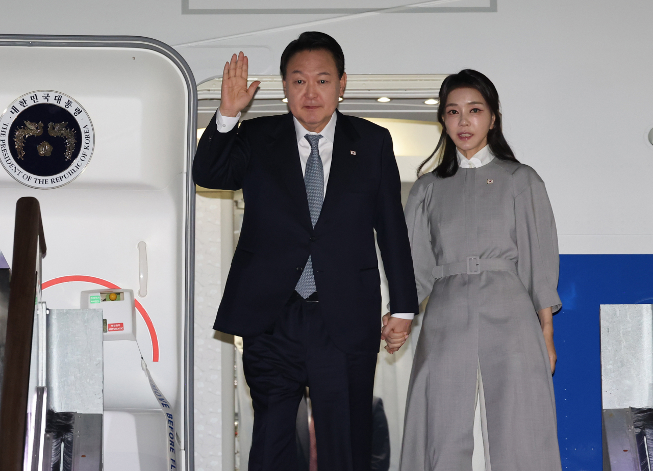 윤석열 대통령과 김건희 여사가 24일 오후 영국·미국·캐나다 순방을 마치고 성남 서울공항에 도착, 공군 1호기에서 내리며 손을 흔들고 있다. [연합]