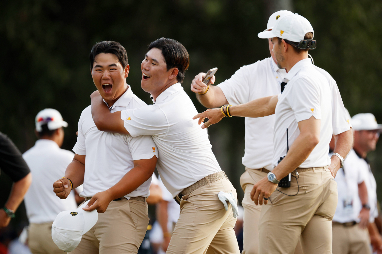 김주형(왼쪽)과 김시우가 승리를 만끽하는 모습./AFP