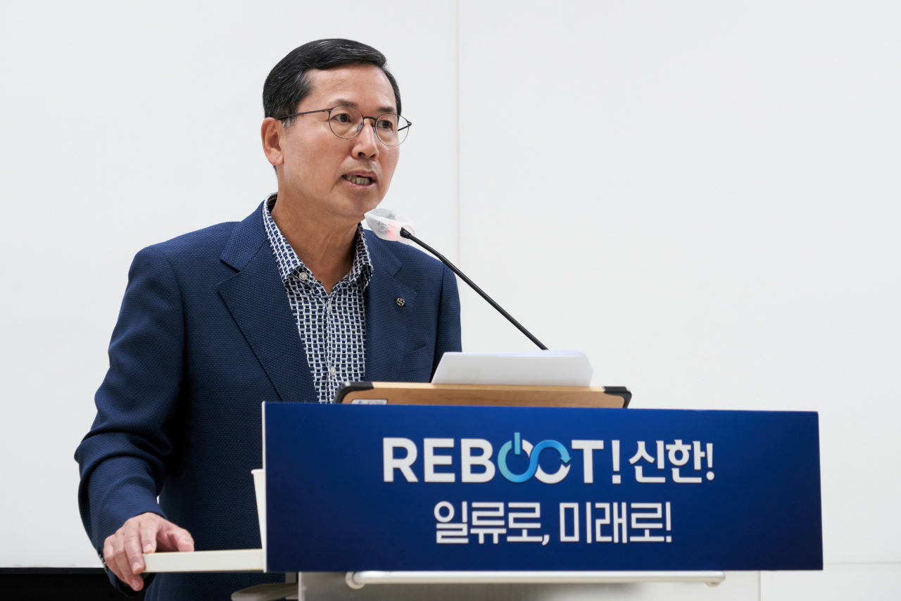 신한카드는 지난 23일 서울대 글로벌 공학 교육센터에서 '2022년 하반기 임원 전략워크숍'을 개최했다. 임영진 신한카드 사장이 이날 전략워크숍에서 발언하고 있다.[신한카드 제공]