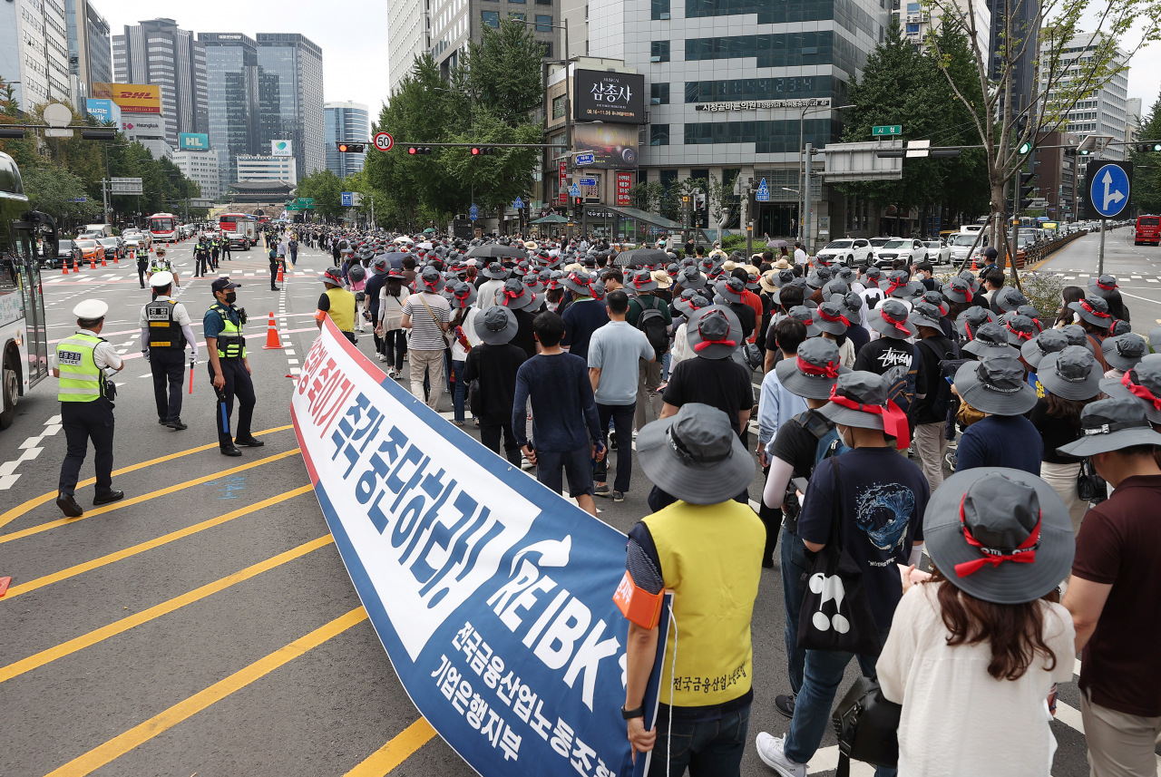 전국금융산업노동조합 조합원들이 16일 서울 중구 코리아나호텔 앞에서 총파업 대회를 마친 뒤 세종대로를 따라 용산 대통령실 방향으로 행진하던 모습. 연합뉴스