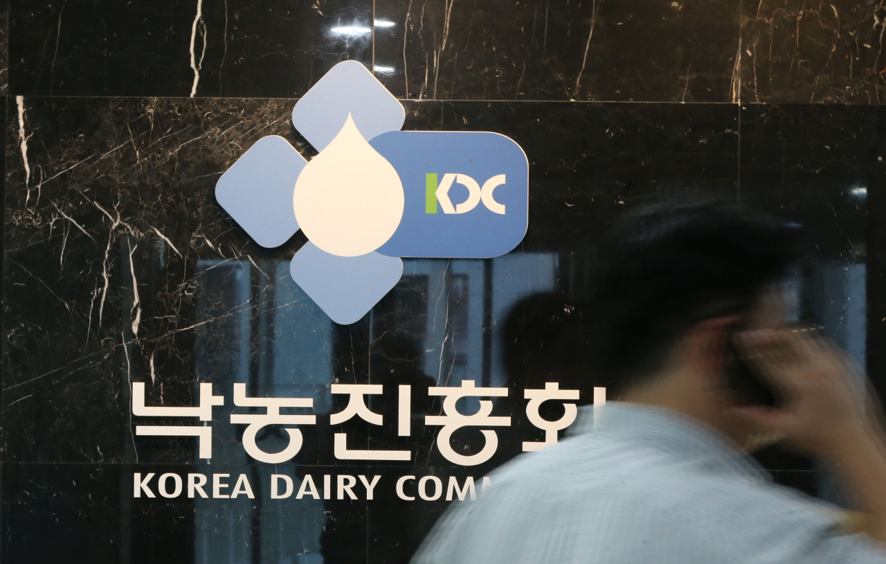 지난 16일 오후 세종 낙농진흥회 앞을 관계자가 지나고 있다. [연합]