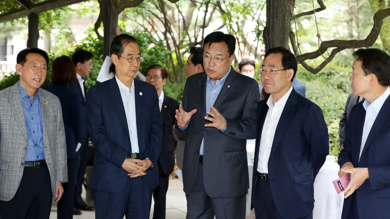 한덕수 국무총리와 국민의힘 정진석 비상대책위원장이 25일 서울 종로구 총리공관에서 열린 제4차 고위당정협의회에서 대화하고 있다. 왼쪽부터 국민의힘 김석기 사무총장, 한 총리, 정 비대위원장, 주호영 원내대표, 성일종 정책위의장. [연합]