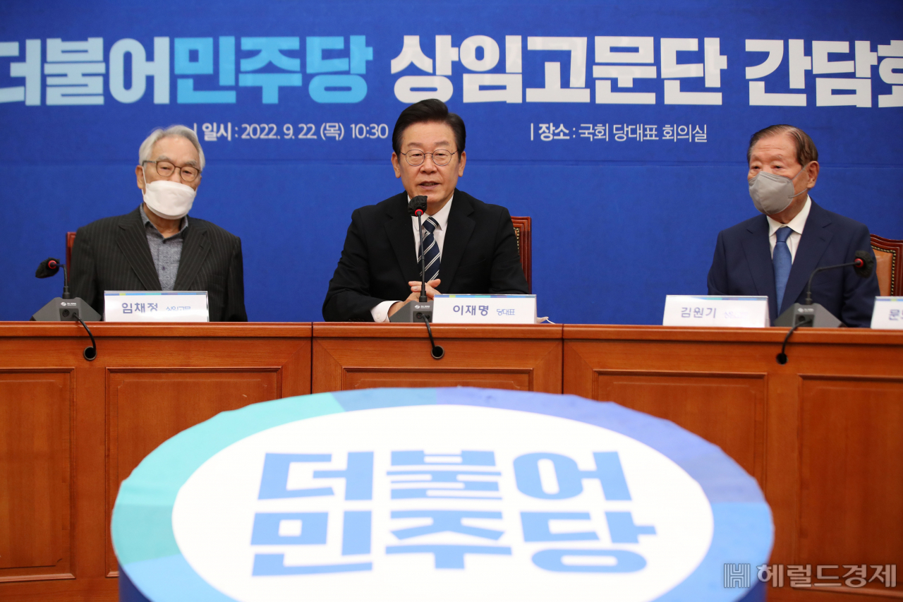 이재명 더불어민주당 대표가 22일 서울 여의도 국회에서 열린 당 상임고문단 간담회에서 인사말을 하고 있다. 이상섭 기자
