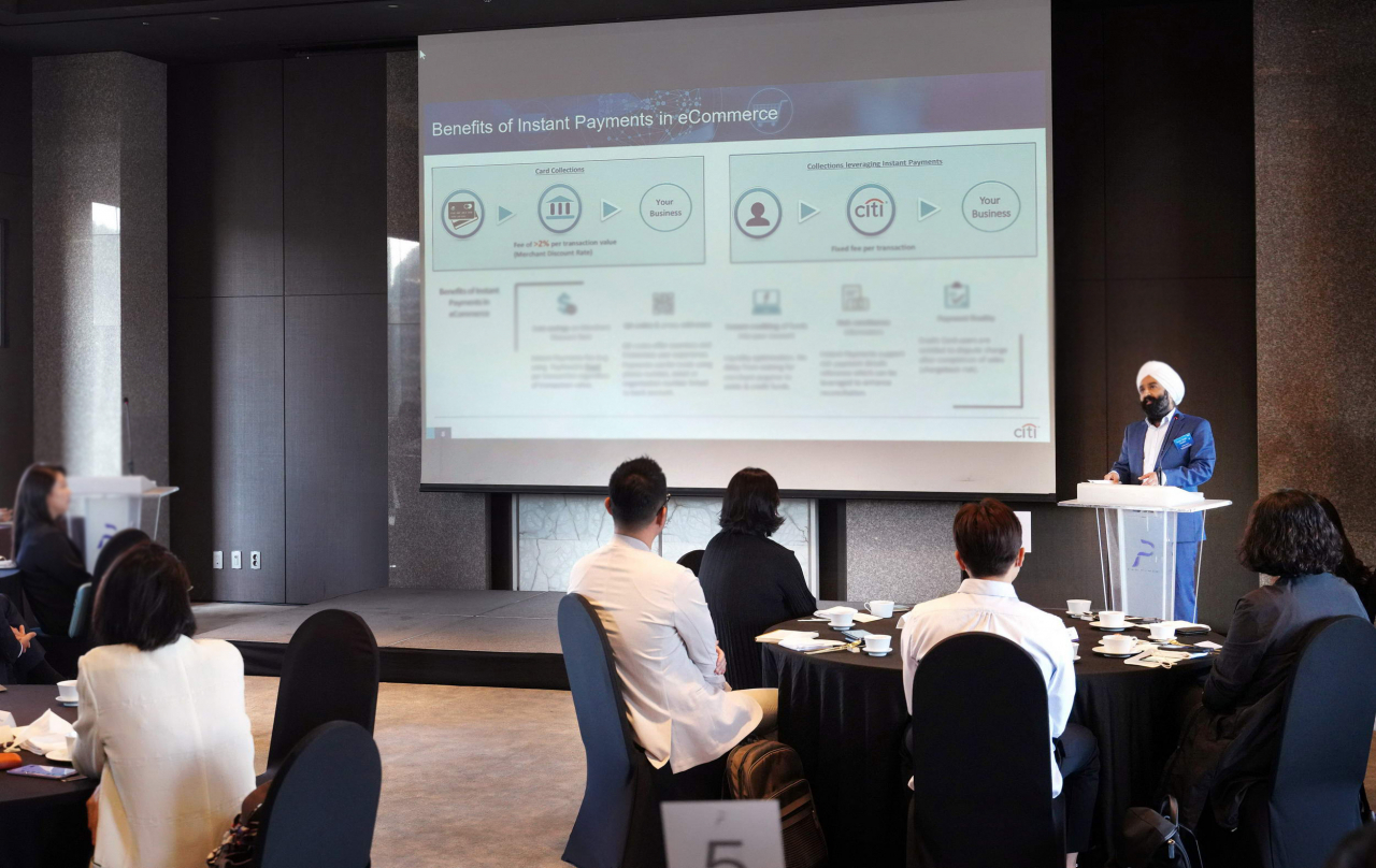 Aman Singh Chadha, head of APAC e-commerce and TCG at Citigroup, greets officials at Citibank Korea’s e-commerce industry seminar held at Seoul on Thursday. (Citibank Korea)