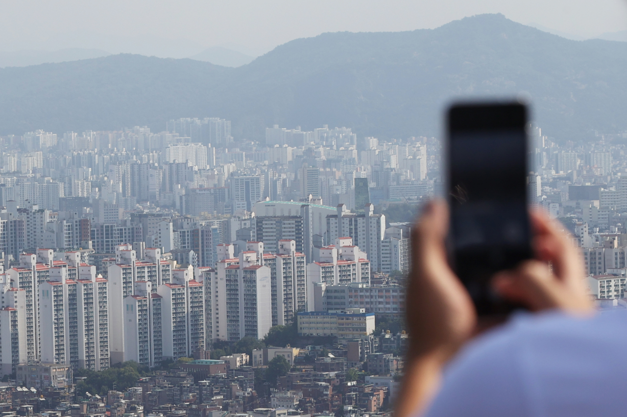 집값 떨어져도 제자리인 월급…서울 중산층, 12.4년 한푼 안써야 ‘내집’ 마련[부동산360]