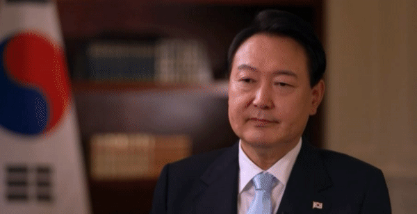 윤석열 대통령이 미국 CNN 방송과 인터뷰에 출연한 모습. [CNN 방송 화면 캡처]