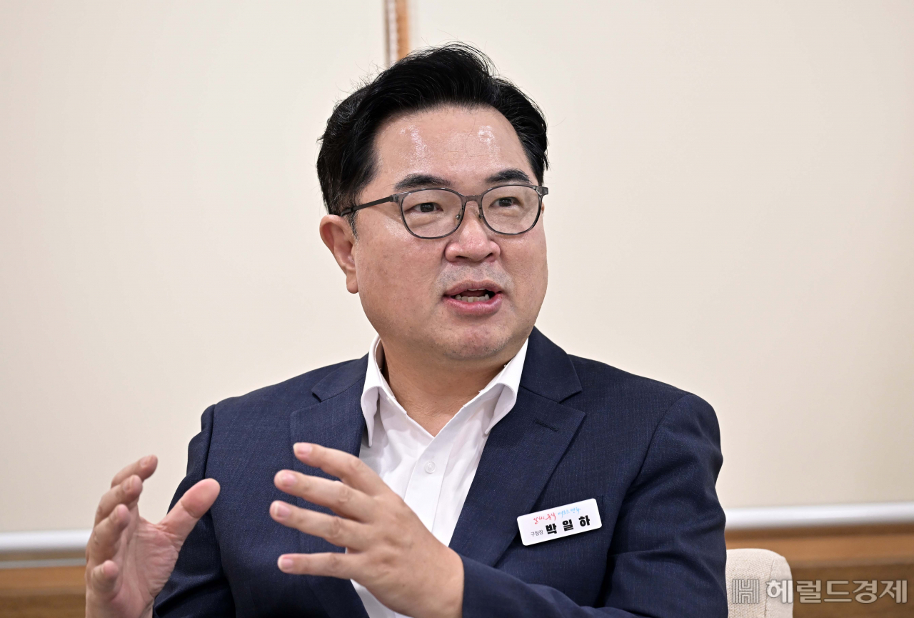 26일 박일하 동작구청장이 헤럴드경제와 인터뷰에서 “‘노량진 민자역사’는 63빌딩 견주는 랜드마크가 될 것”이라고 말하고 있다. 이상섭 기자
