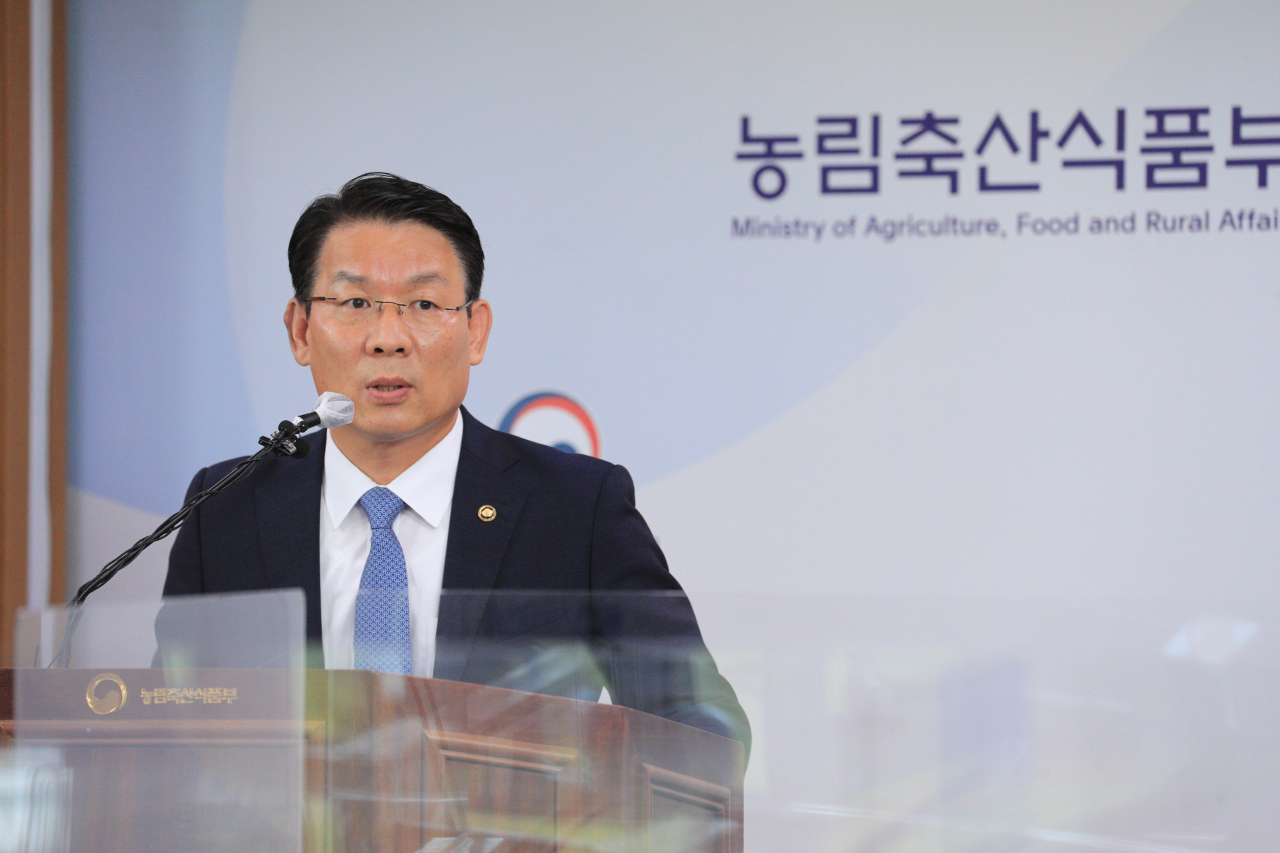 김인중 농림축산식품부 차관이 25일 정부세종청사에서 쌀값 안정화 대책 관련 브리핑을 하고 있다. [연합]