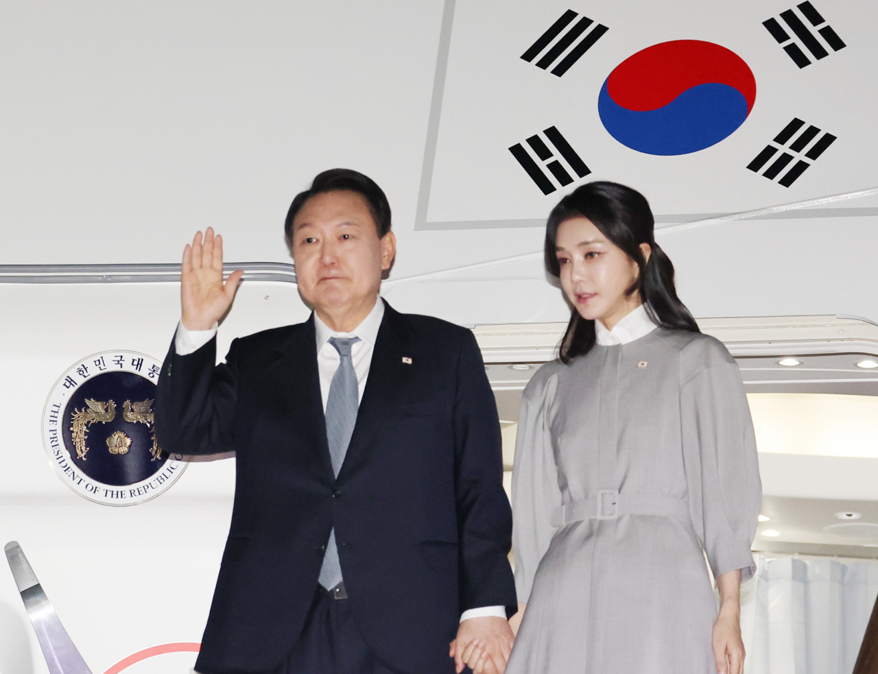 윤석열 대통령과 부인 김건희 여사가 영국·미국·캐나다 순방을 마치고 지난 24일 경기 성남 서울공항에 도착, 인사하고 있다. [연합]