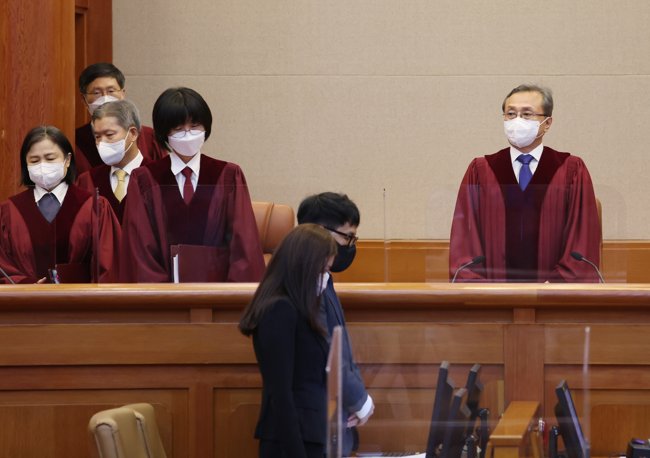유남석 헌법재판소장(오른쪽)을 비롯한 재판관들이 지난 7월 21일 오후 서울 종로구 헌법재판소에서 열린 선고를 위해 입장하고 있다. [연합]