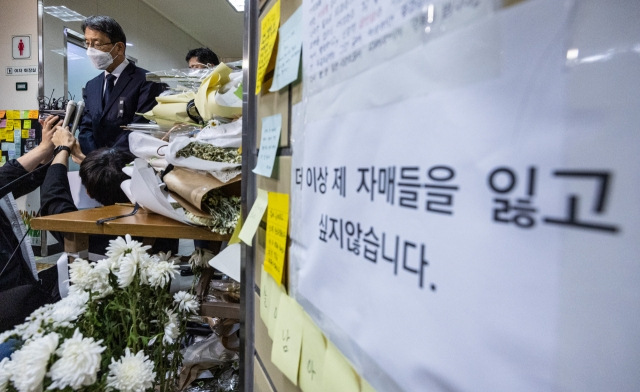 김상범 서울교통공사 사장이 이달 24일 오전 ‘스토킹 살해 사건’ 현장인 서울 지하철 2호선 신당역 여성화장실을 찾아 입구에 마련된 추모 공간에서 조문 뒤 사과문을 발표하고 있다.[연합]