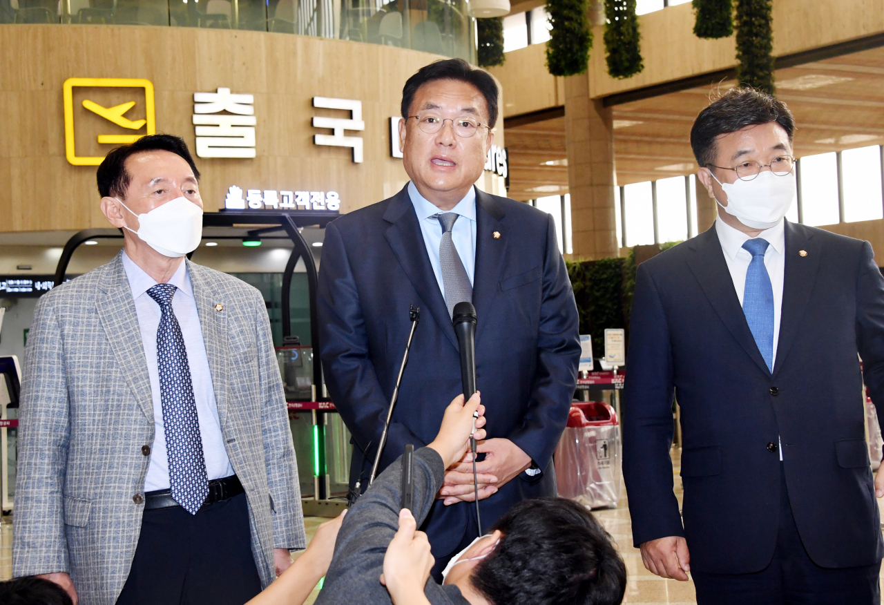 한일의원연맹 회장인 국민의힘 정진석 비대위원장(왼쪽두번째)과 간사장인 더불어민주당 윤호중 의원(왼쪽세번째) 등이 일본 측 파트너인 일한의원연맹과의 교류를 위해 26일 오전 김포국제공항을 통해 출국하며 기자들의 질문에 답하고 있다. [연합]
