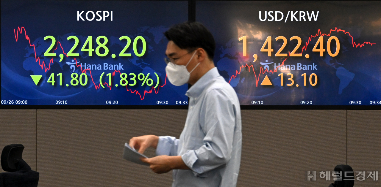 26일 서울 중구 명동 하나은행 딜링룸 전광판에 코스피 지수와 원/달러 환율 지수가 표기되어 있다. 임세준 기자