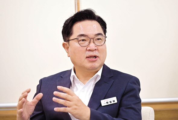 박일하 서울 동작구청장이 26일 헤럴드경제와 인터뷰에서 “10년 후 동작구는 명품도시가 될 것”이라고 포부를 밝히고 있다. 이상섭 기자
