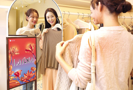 백화점업계는 이달 30일부터 내달 16일까지 가을 정기세일을 실시한다. 엔데믹 이후 맞는 첫 가을 세일로, 할인뿐 아니라 실외마스크 전면해제로 한층 활기를 띨 각종 문화콘텐츠 행사도 풍성하게 열린다. [롯데백화점 제공]