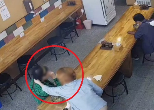 일행 머리카락 뽑는 여성 손님 [연합, 독자 제공]