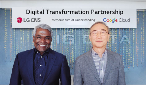 김영섭(오른쪽) LG CNS 대표이사 사장과 토마스 쿠리안(Thomas Kurian) 구글 클라우드 CEO가 DTP 체결 후 기념촬영하는 모습. [LG CNS 제공]