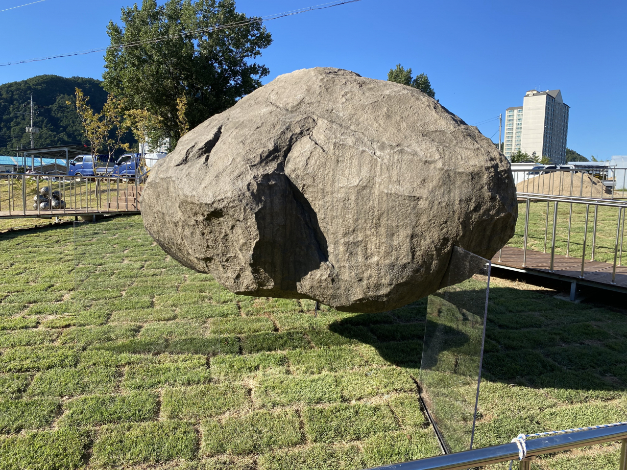 이태수, Stone Composition 005, EPS 위에 채색, 유리, 360&times;320&times;375(h)cm, 2019 [사진=강원작가트리엔날레]