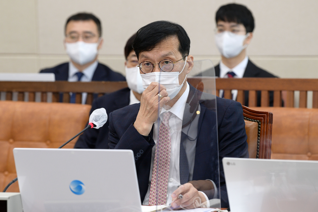 이창용 한국은행총재가 26일 오전 서울 여의도 국회에서 열린 기획재정위원회 전체회의에 출석해 의원 질의에 답변하고 있다. [연합]