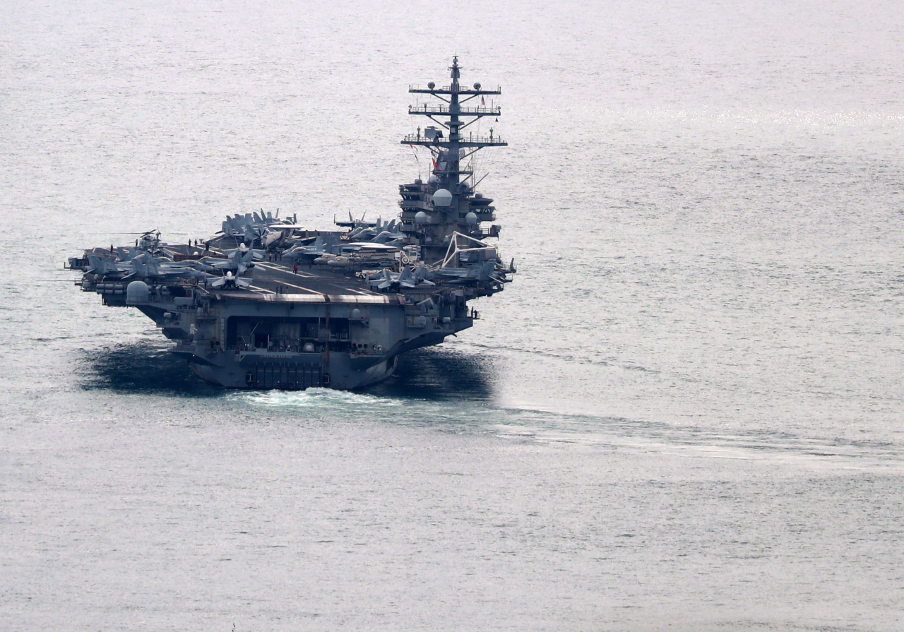 미국 핵추진 항공모함 로널드 레이건함(CVN-76)이 26일 오전 한미 연합해상훈련 참가를 위해 부산작전기지에서 출항하고 있다. [연합]